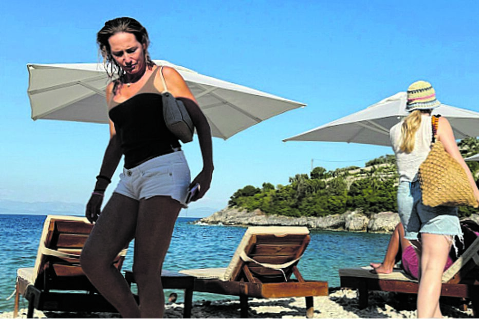 Fernanda Serrano e Ricardo Pereira foram fotografados à chegada à praia