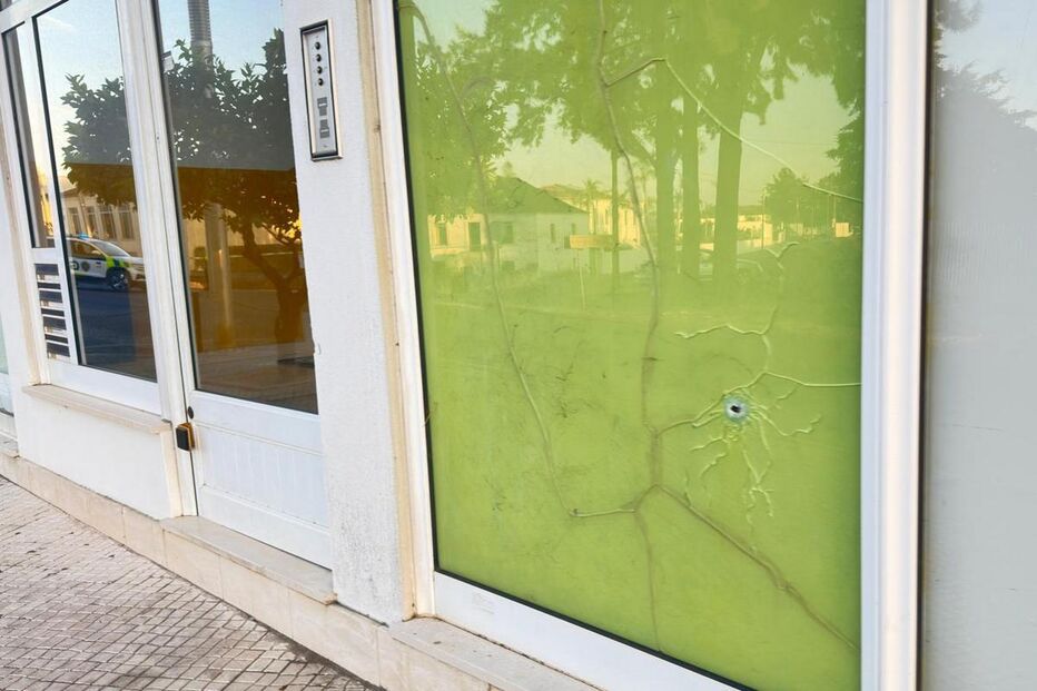 Tiroteio durante a madrugada na Tapada acorda moradores. Há danos em lojas e num café