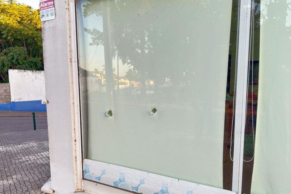 Tiroteio durante a madrugada na Tapada acorda moradores. Há danos em lojas e num café