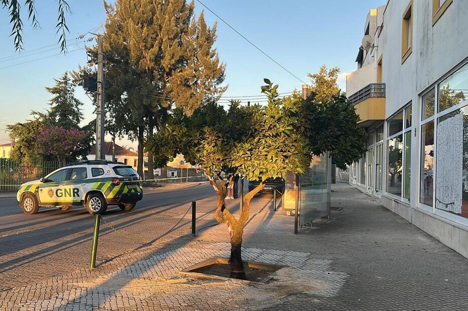 Tiroteio durante a madrugada na Tapada acorda moradores. Há danos em lojas e num café
