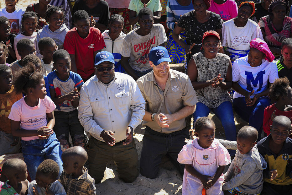 Príncipe britânico Harry participa de uma aula de segurança para crianças como parte de sua visita