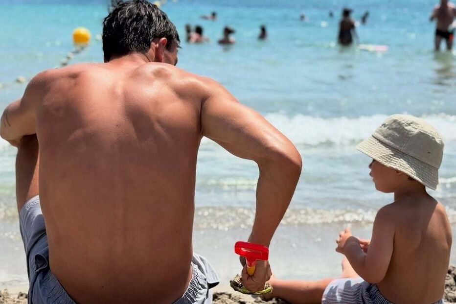 João Palhinha aproveita férias com o filho e família numa praia.
