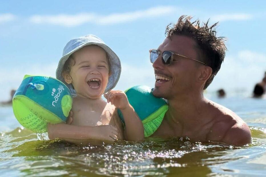 João Palhinha aproveita férias na praia com o filho João Maria.
