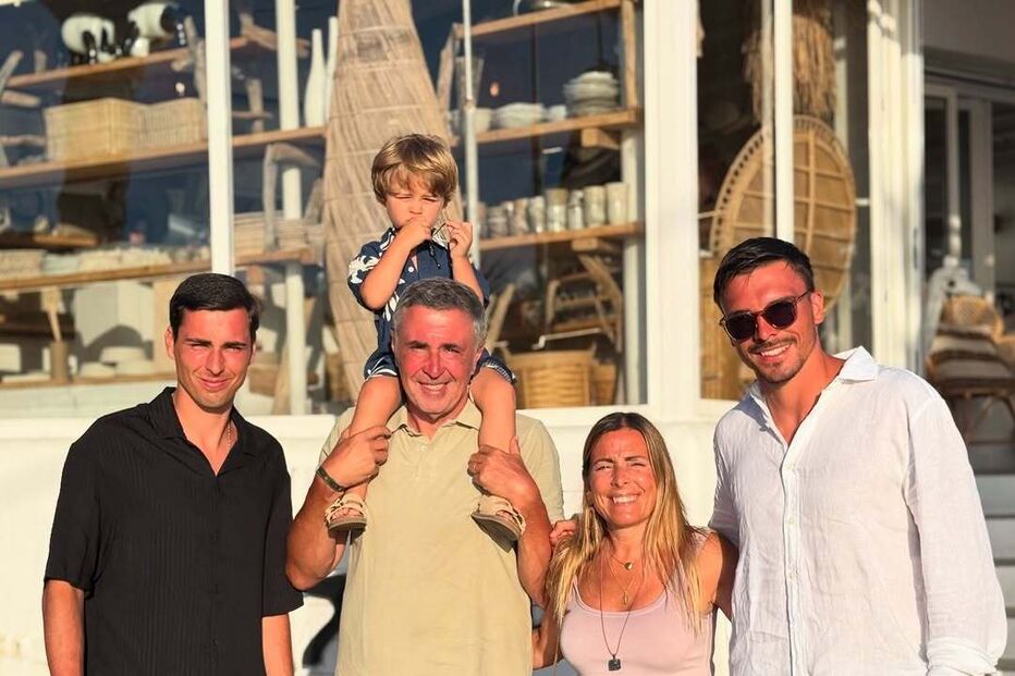 João Palhinha desfruta de férias com a família, incluindo o filho e os pais.
