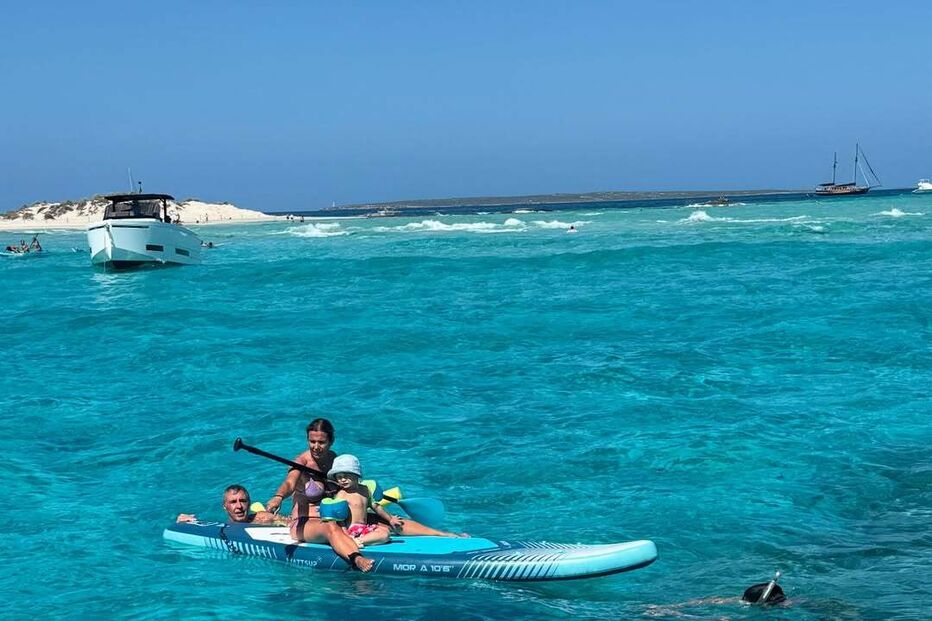 João Palhinha desfruta de férias com o filho e a família num destino paradisíaco.
