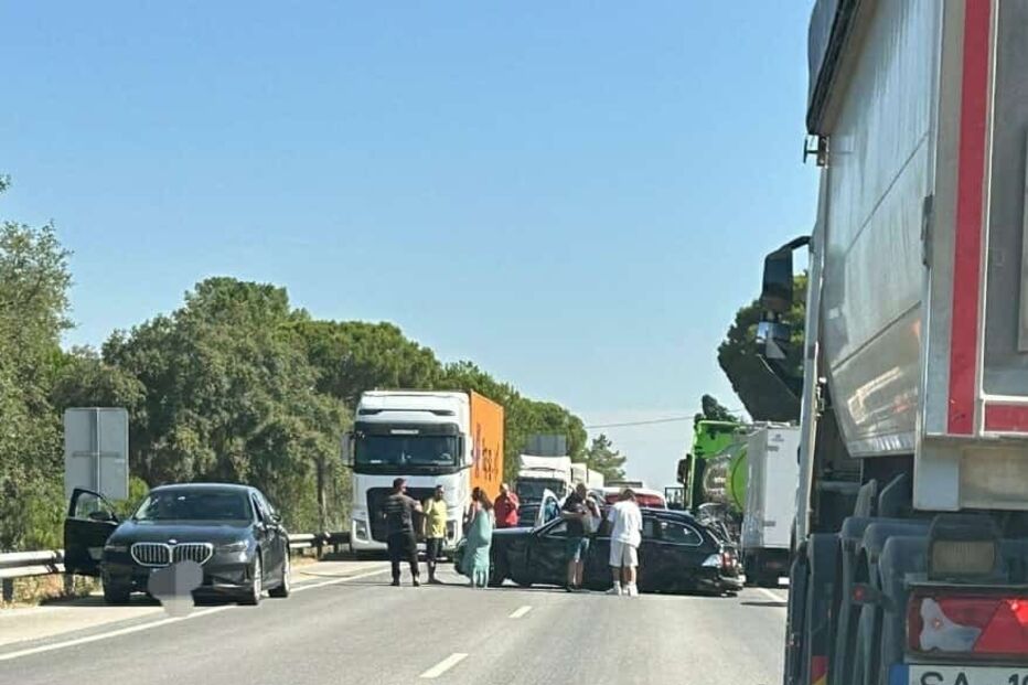 Acidente rodoviário causa congestionamento na via
