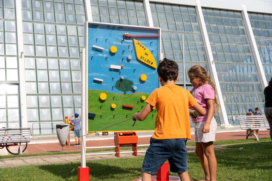 Crianças divertem-se num jogo tradicional no Bodo dos Pequeninos, em Pombal