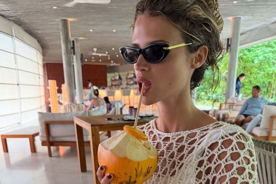 Matilde Reymão aproveita as férias nas Maldivas com um coco