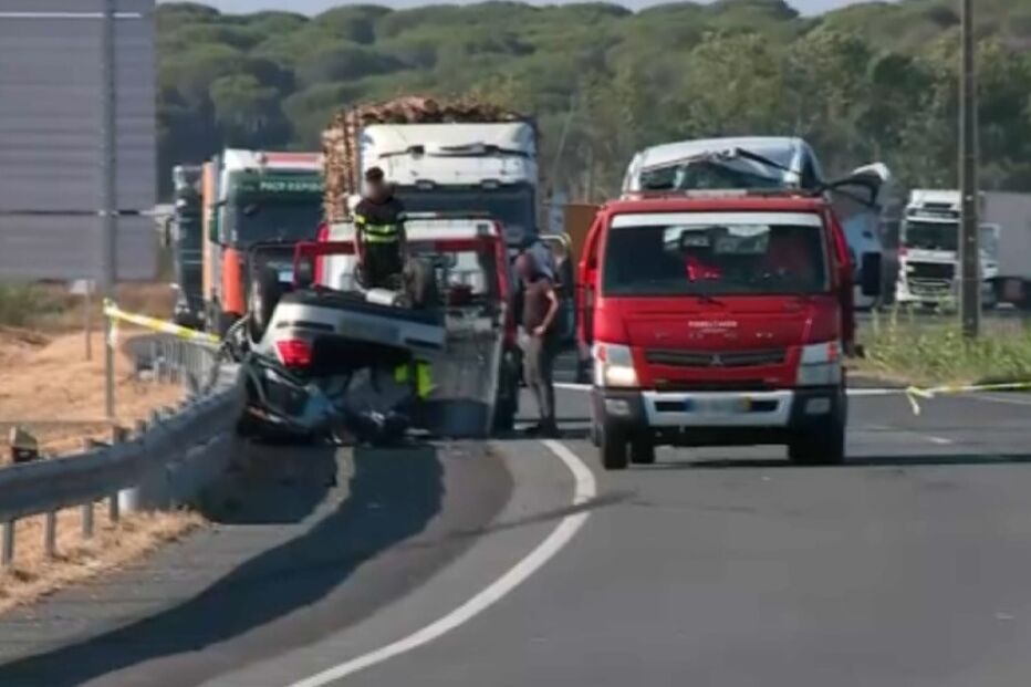 Dois homens morrem em colisão em Benavente. Há três feridos e o trânsito está cortado na N118