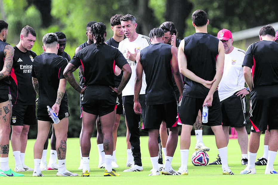 Bruno Lage com o plantel do Benfica, durante um treino