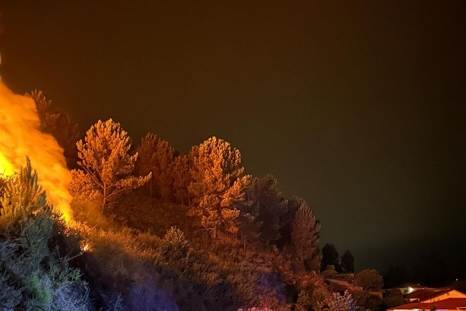 Fogo consome três carros em oficina e alastra ao monte na Póvoa de Lanhoso