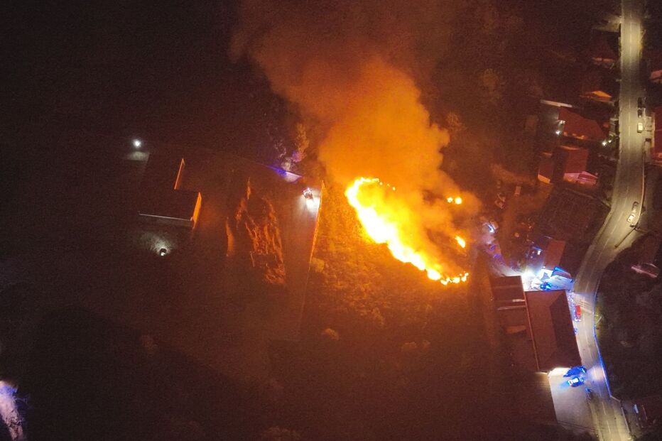 Fogo consome três carros em oficina e alastra ao monte na Póvoa de Lanhoso