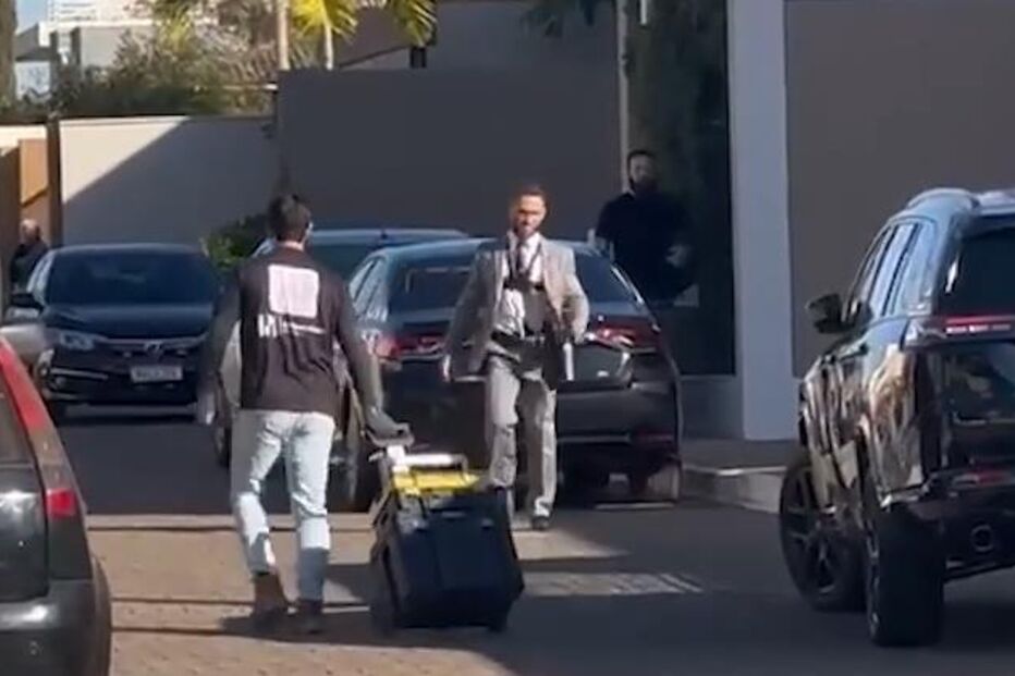 Bolsonaro alvo de buscas, obrigado a usar pulseira eletrónica e recolher obrigatório