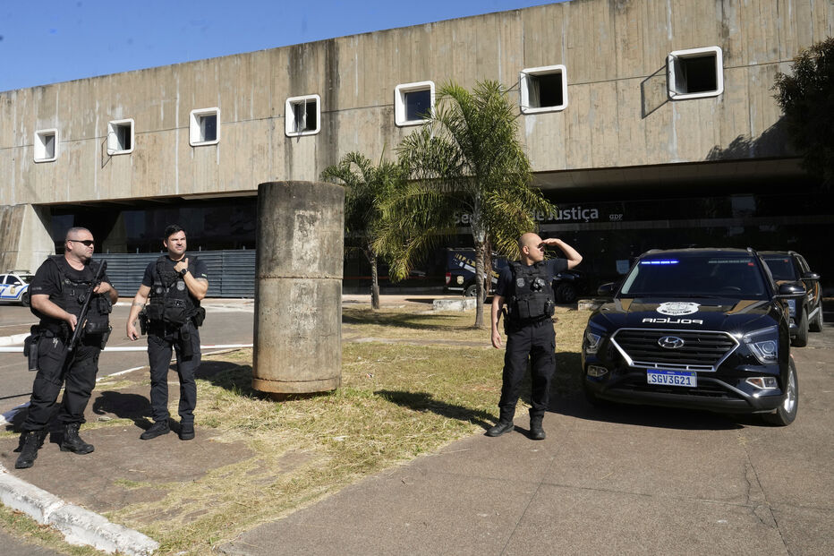 Polícia Federal em frente à Secretaria de Administração Penitenciária