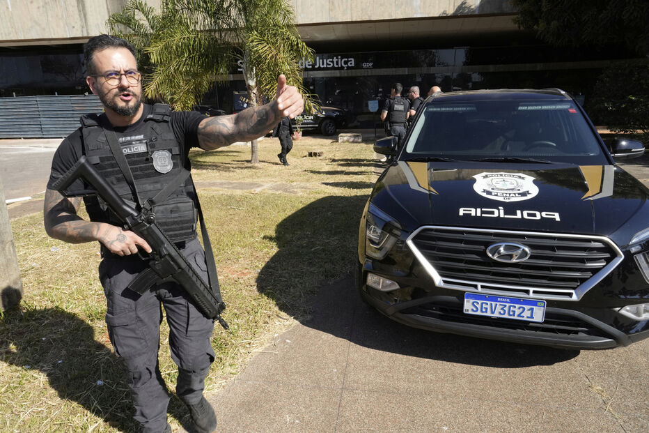 Polícia Federal em frente à Secretaria de Administração Penitenciária