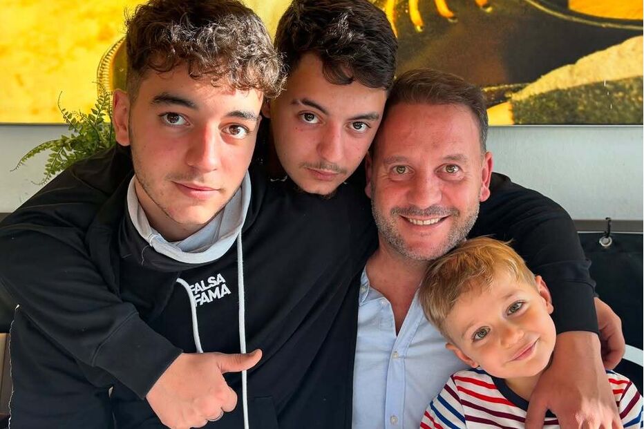 Cândido Costa com os filhos celebra a notícia de que vai ser avô