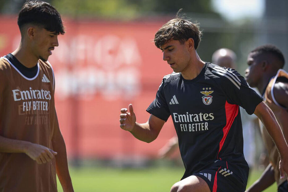 Oito jovens do Benfica procuram oportunidade na pré-época sob o olhar de Bruno Lage