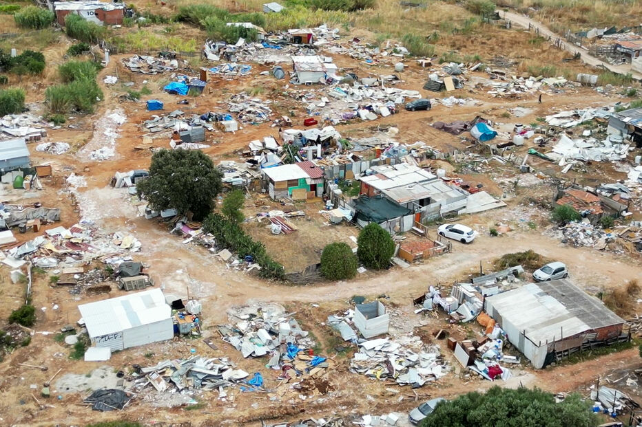 Vista aérea do bairro do Talude Militar com barracas e escombros