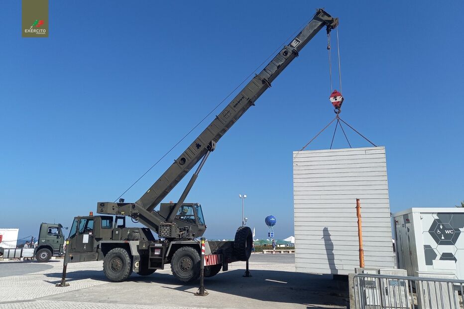 Exército apoia Espinho com reposicionamento de unidade sanitária com grua e viatura pesada