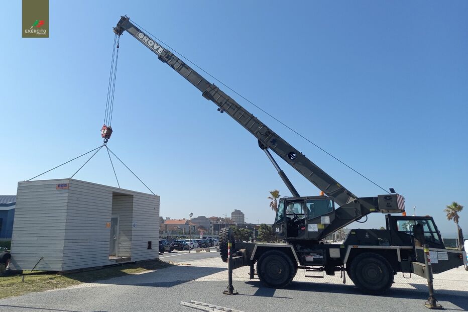 Exército apoia Espinho com gruas e reposiciona unidade sanitária na zona balnear