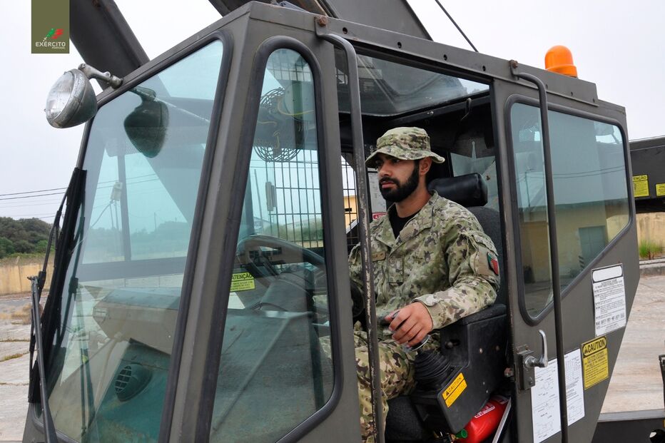 Militar do Exército Português manobra equipamento pesado em Espinho