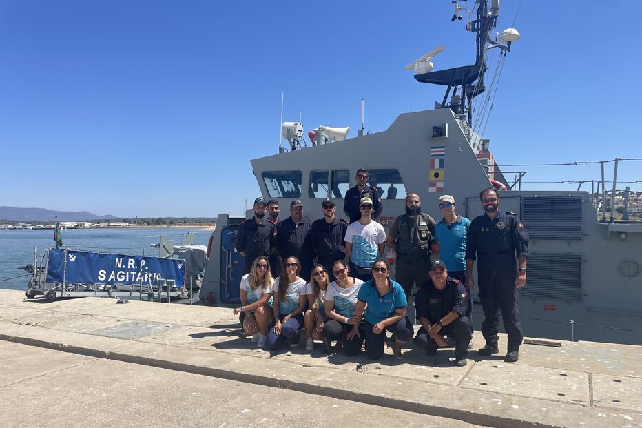 Marinha devolve tartaruga marinha reabilitada ao mar no Algarve, com apoio do Zoomarine e NRP Sagitário