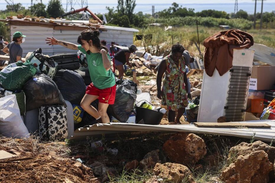 Dezenas de voluntários e técnicos limpam um bairro que virou entulho