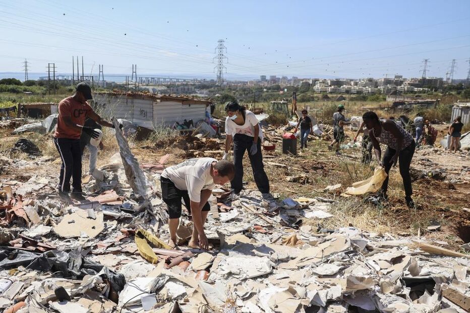 Dezenas de voluntários e técnicos limpam um bairro que virou entulho