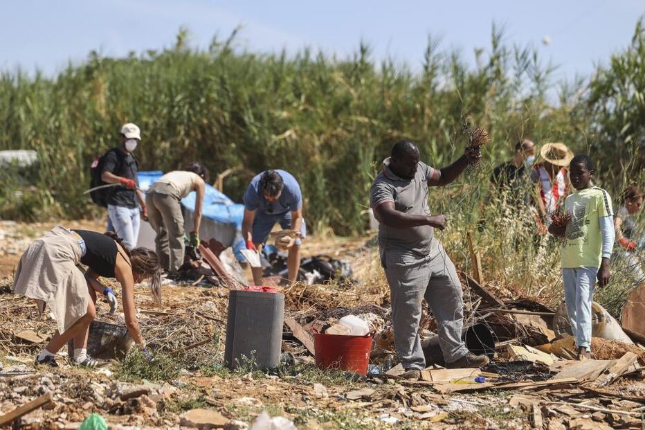 Dezenas de voluntários e técnicos limpam um bairro que virou entulho