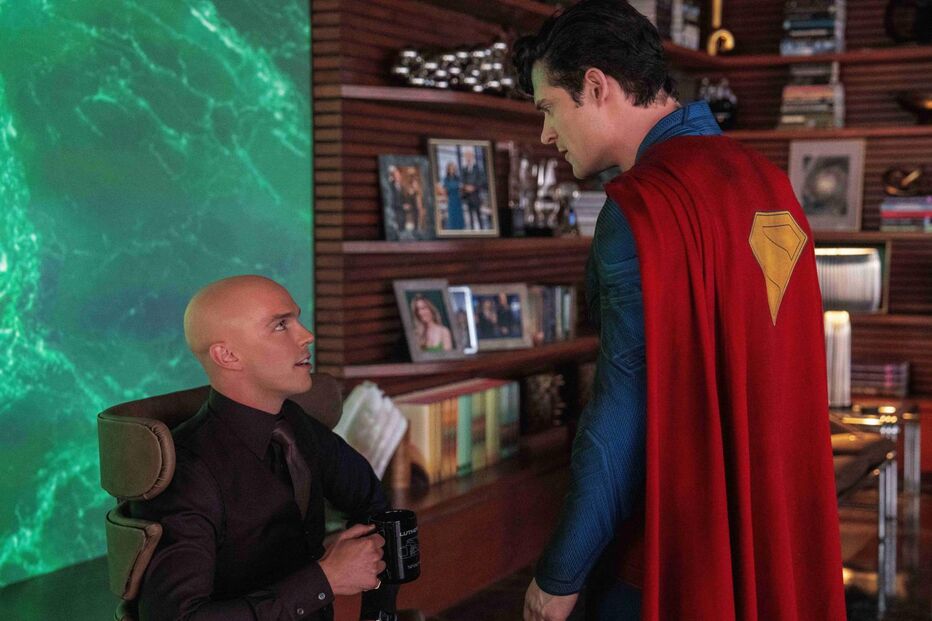 Superman confronta Lex Luthor num momento tenso.
