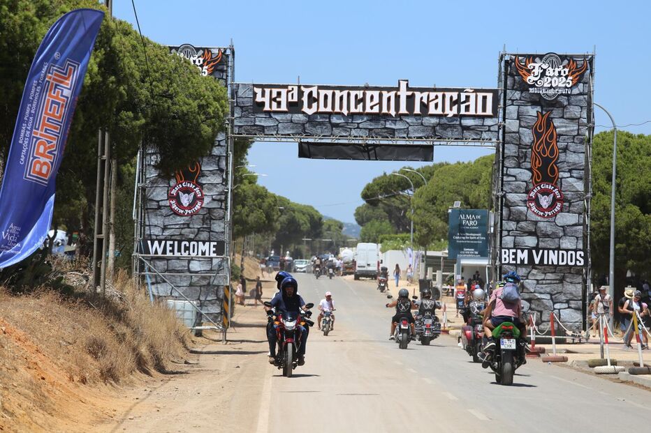Motociclistas a entrarem no recinto da Concentração de Faro.JPG