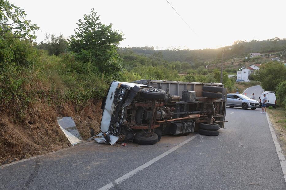 Três feridos em despiste de carrinha na EN 110 em Coimbra