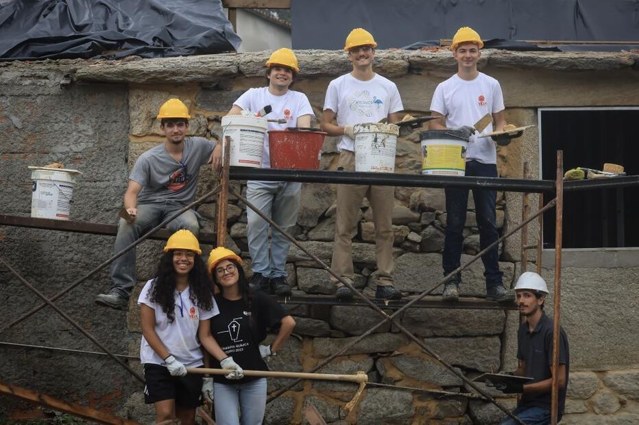 Esforço solidário de universitários ajuda a reabilitar casa degradada em Sever do Vouga
