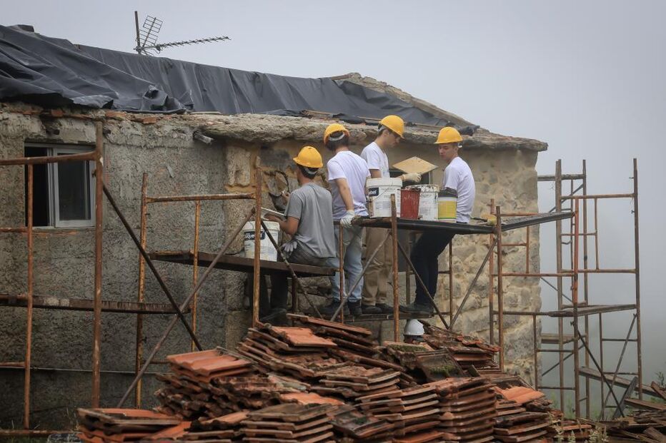 Esforço solidário de universitários ajuda a reabilitar casa degradada em Sever do Vouga