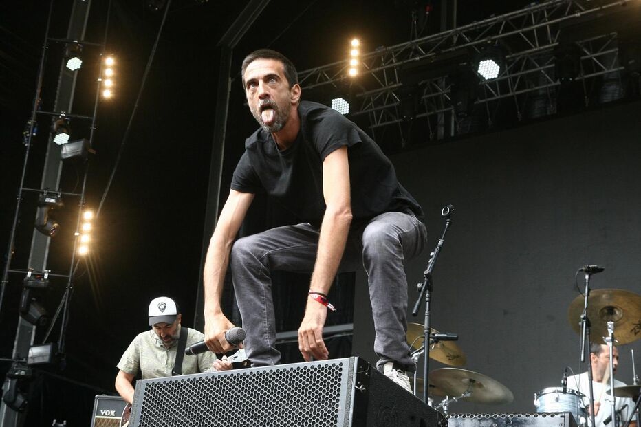 Atuação de banda em festival de verão