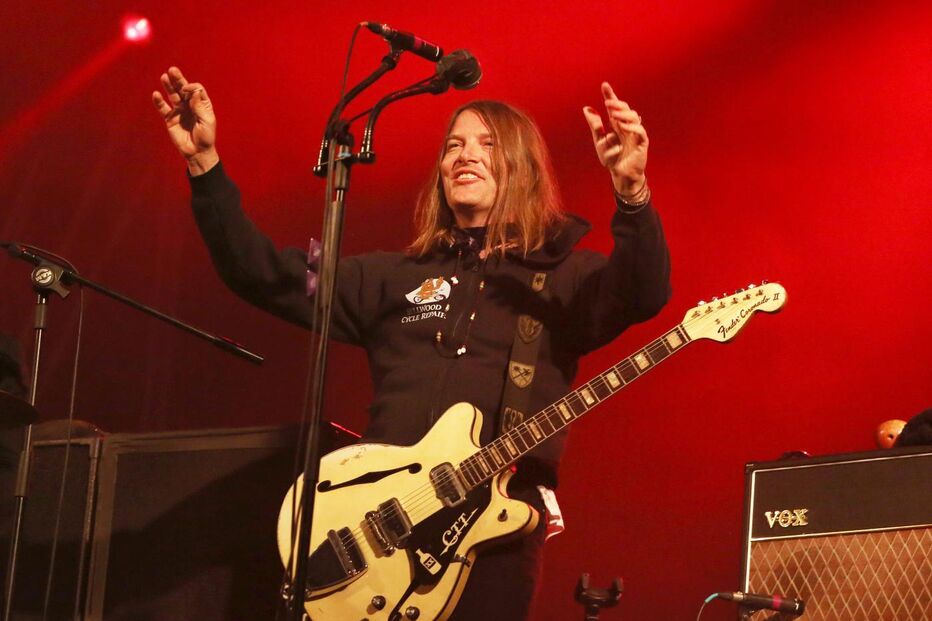 Músico atua num festival de verão com guitarra Fender Coronado II e amplificador Vox