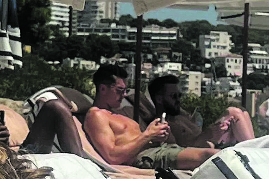 Gyokeres e empresário em praia de Maiorca