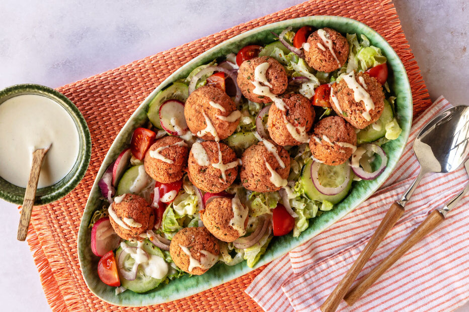 Salada de falafel, uma refeição fresca e equilibrada para aproveitar o verão