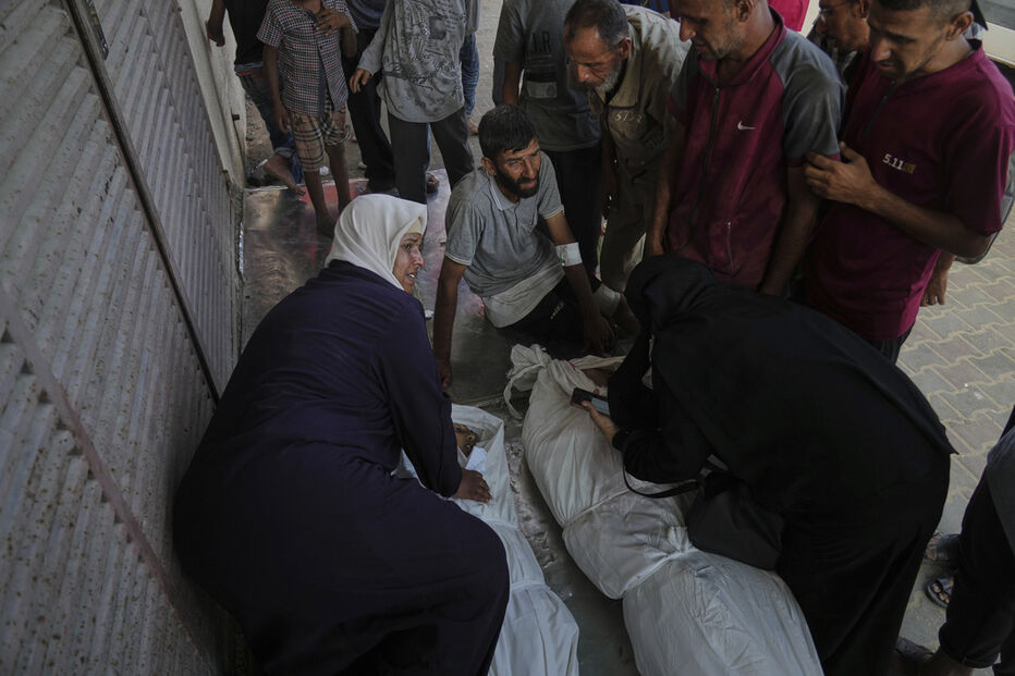 Pessoas num funeral depois de um bombardeio israelita, em Deir al-Balah, no centro da Faixa de Gaza