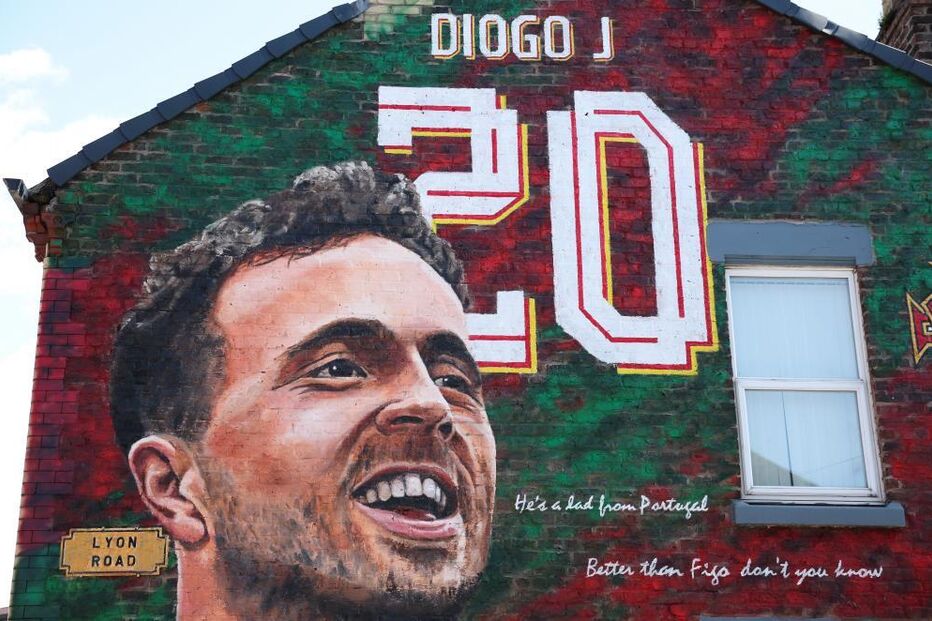 Mural pintado pelo artista Paul Curtis em memória do antigo avançado do Liverpool
