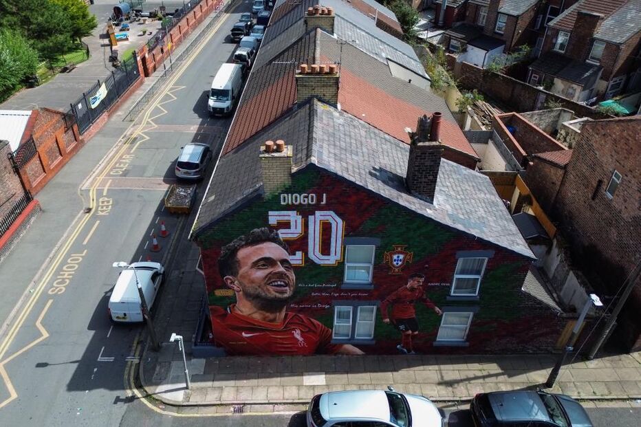 Mural pintado pelo artista Paul Curtis em memória do antigo avançado do Liverpool