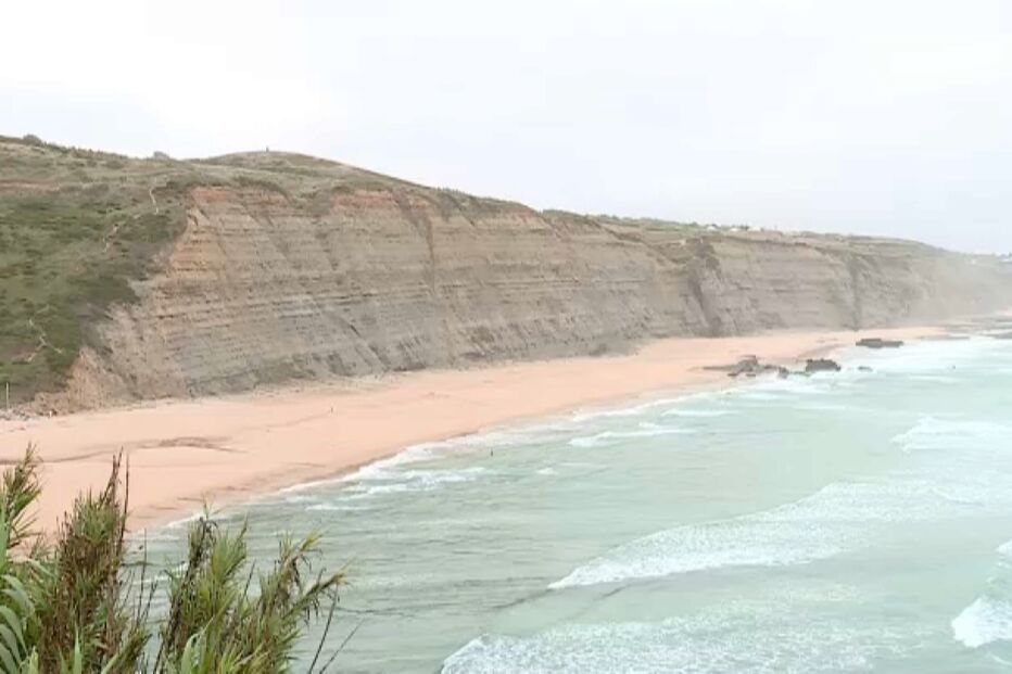 Mulher morre após queda de falésia de 30 metros na praia do Magoito