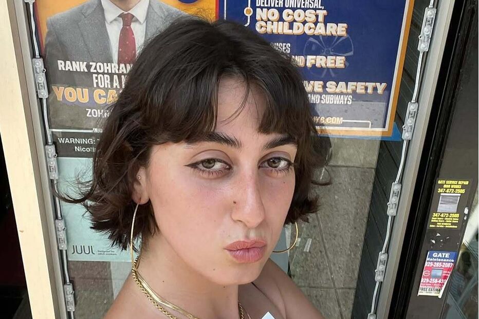 Mulher vota antecipadamente em Nova Iorque e apoia Rank Zohran nas eleições.
