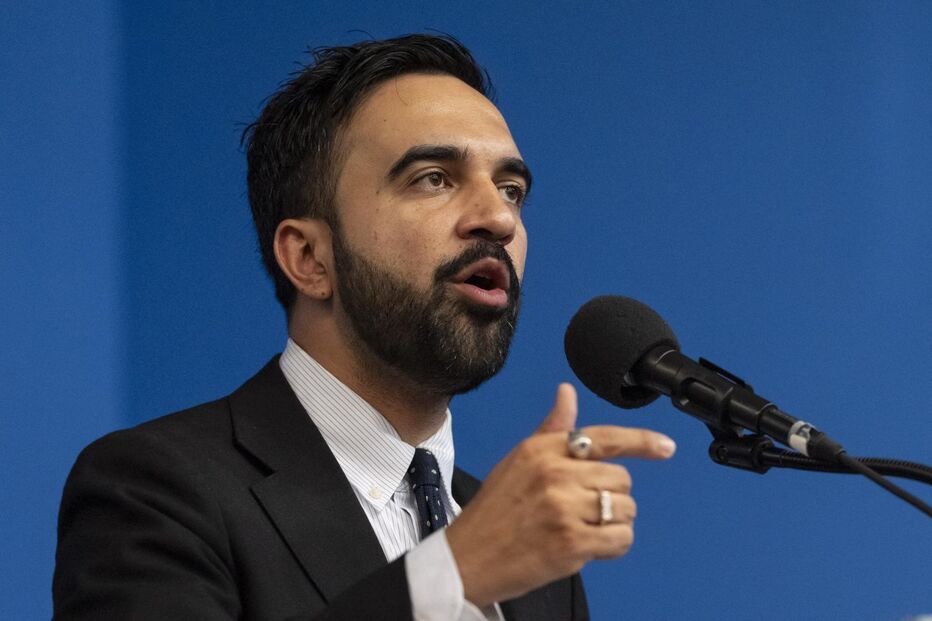 Zohran Mamdani, político nova-iorquino, discursa ao microfone