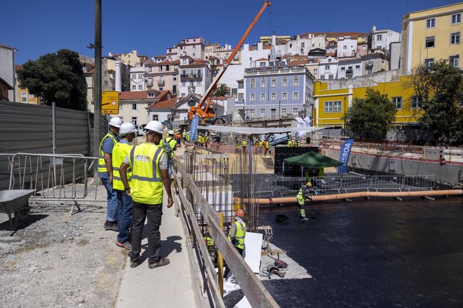 Trabalhadores durante a apresentação da obra do Plano Geral de Drenagem de Lisboa 