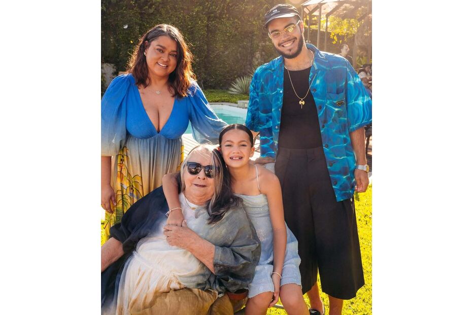 Preta Gil surge sorridente com familiares, incluindo sua filha, neta e filho, num momento de união