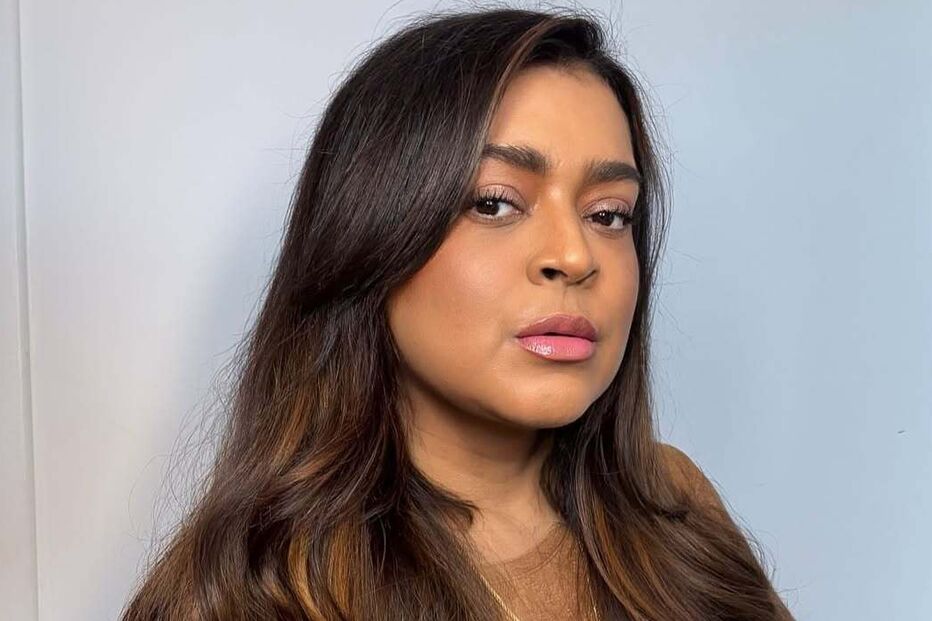 Preta Gil surge em foto com corrente dourada