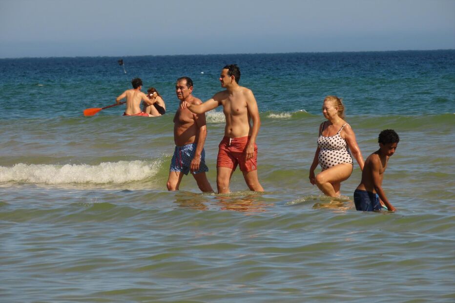 Moniz e família desfrutam de férias na praia, com ausência sentida da filha Madalena.
