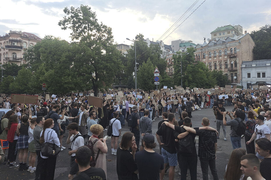 Protestos contra lei que restringe agência anticorrupção na Ucrânia