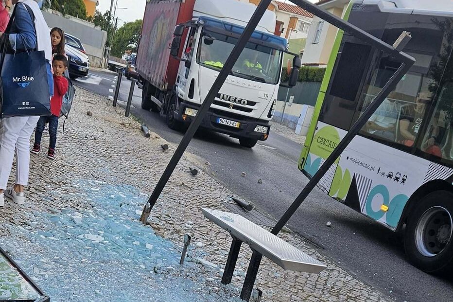 Autocarro destrói paragem em Cascais; mulher assistida no local